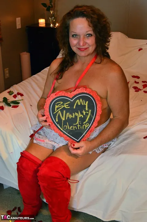 Debbie Delicious: Curvy Mature Brunette Spreads in Lingerie and Boots – photo 3 of 20