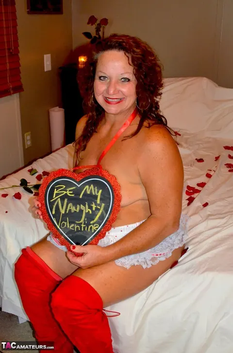Debbie Delicious: Curvy Mature Brunette Spreads in Lingerie and Boots – photo 2 of 20