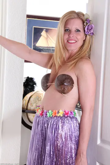 Curvy Blonde MILF Titty-Fucks and Penetrates Herself with a Banana