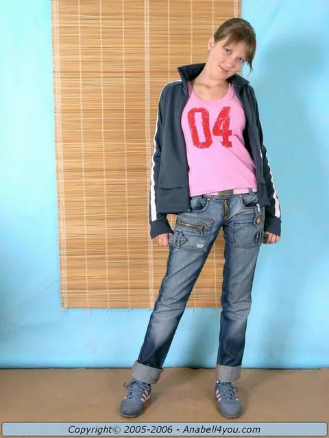 Thick Babe Uncups Her Big Tits and Pulls Down Her Jeans – photo 1 of 15