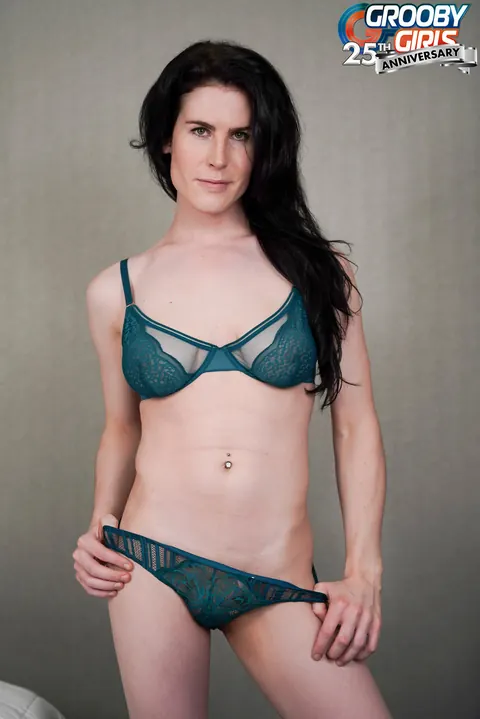 Thick Trans Woman with Big Ass Strips Off Her Top and Poses Nude – photo 3 of 15