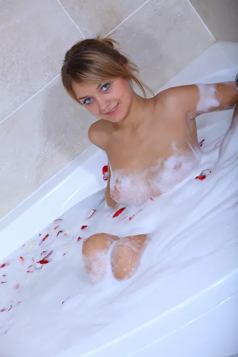Thick Babe with Shaved Pussy Spreads in the Bathroom – photo 2 of 21