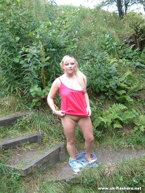 Lena Leigh: British Blonde MILF Strips Out of Her Skirt on a Trail – photo 8 of 16