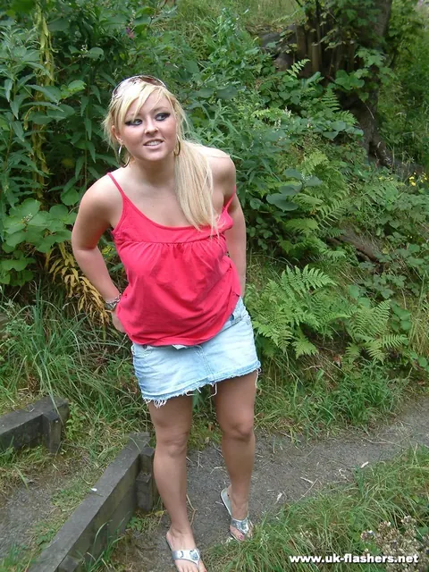 Lena Leigh: British Blonde MILF Strips Out of Her Skirt on a Trail – photo 4 of 16