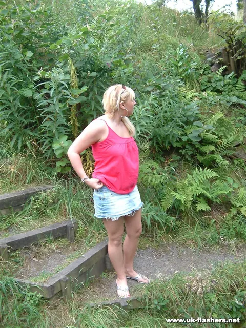 Lena Leigh: British Blonde MILF Strips Out of Her Skirt on a Trail – photo 3 of 16
