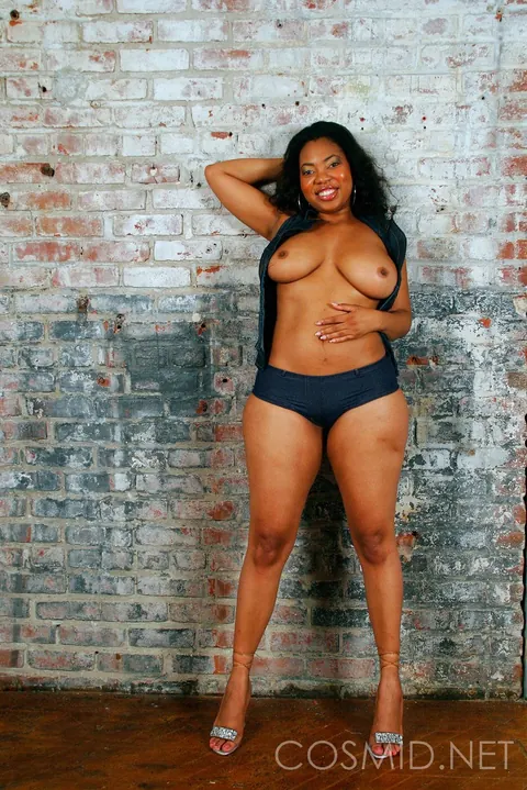 Busty Ebony MILF Strips Out of Spandex to Flaunt Her Big Ass – photo 14 of 16