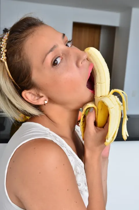 Yenny Contreras: Latina Amateur Strips and Spreads Her Pussy in the Kitchen – photo 6 of 18