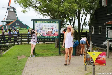 Vanda Lust: Blonde Dutch Woman Flashes in Shorts and Boots Outdoors – photo 8 of 21