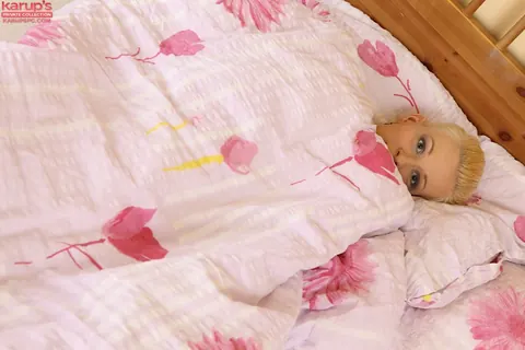 Ivete Moore: Blonde Amateur Pulls Panties Aside and Fingers Her Pussy Wide – photo 1 of 16