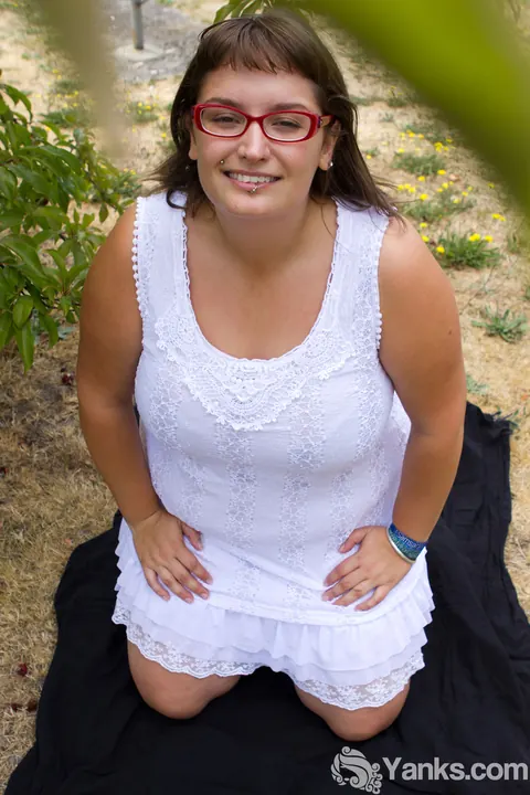 BBW Undresses Outdoors in Her Panties – photo 1 of 15