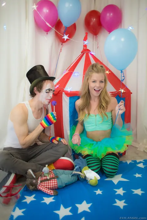 Nicole Clitman: Blonde with Small Natural Tits Shows Her Chest and Ass in a Skirt – photo 9 of 19