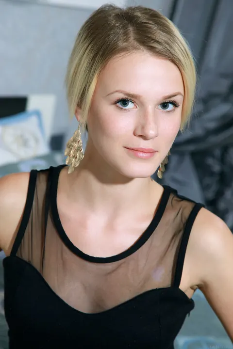 Bella Luce: Short-Haired Russian Blonde Strips Out of Her Dress – photo 4 of 21