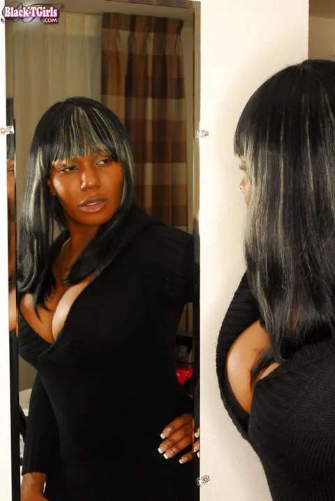 Ebony Trans Woman Undresses, Poses Nude and Displays Cock – photo 8 of 16