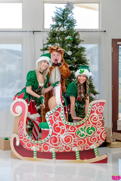 Jill Kassidy: Blonde Latina Joins a Wild Threesome Outdoors for Christmas – photo 8 of 21