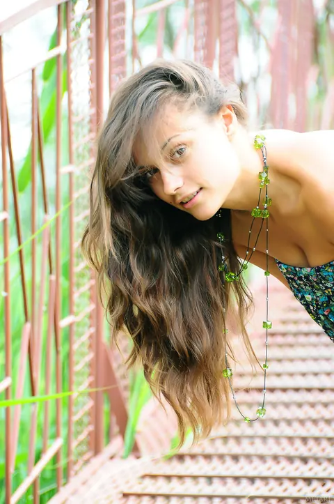 Brunette Drops Her Skirt and Poses Nude on the Beach – photo 1 of 21