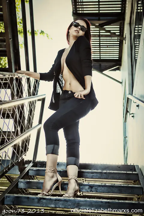 Elizabeth Marxs: Busty Redhead Shows Her Natural Tits in Tight Jeans Outdoors – photo 12 of 15