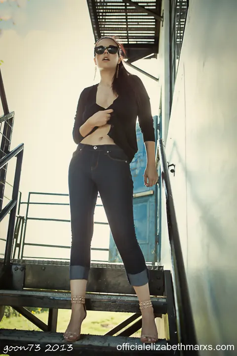 Elizabeth Marxs: Busty Redhead Shows Her Natural Tits in Tight Jeans Outdoors – photo 3 of 15