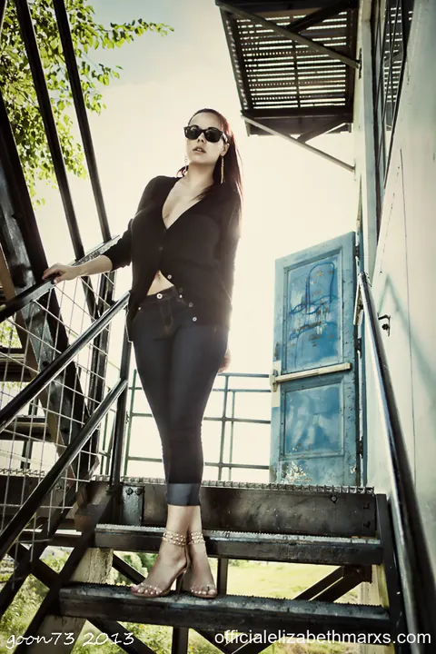 Elizabeth Marxs: Busty Redhead Shows Her Natural Tits in Tight Jeans Outdoors – photo 4 of 15