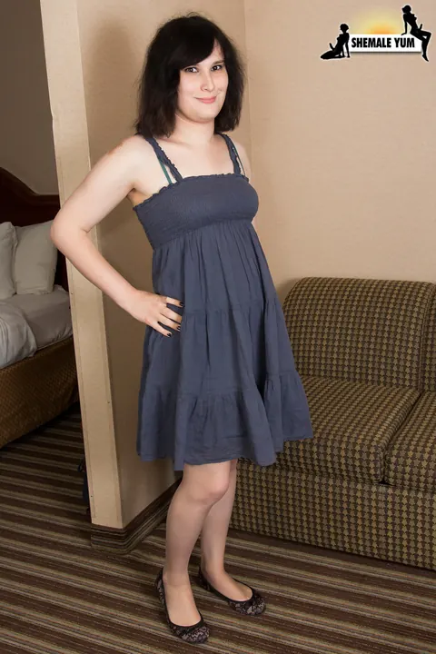 Short-Haired Trans Woman Strips Nude and Poses – photo 1 of 16