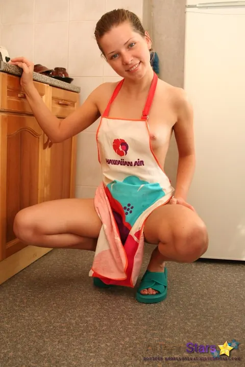 PAWG Strips Off Her Apron and Panties in the Kitchen – photo 6 of 15