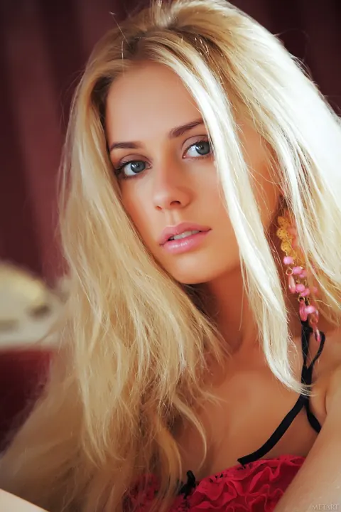 Jennifer Mackay: Ukrainian Blonde Unveils Her Shaved Body and Spreads Wide – photo 4 of 20