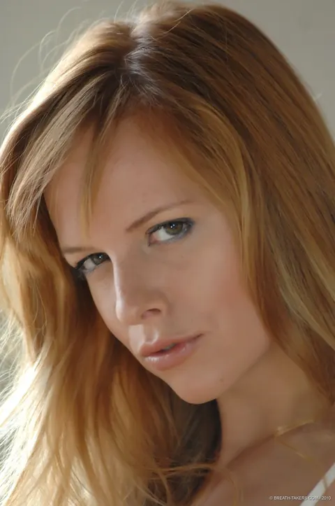 Tubbea: Thick Czech Redhead Strips Out of Her Jeans to Show Her Thong – photo 4 of 12
