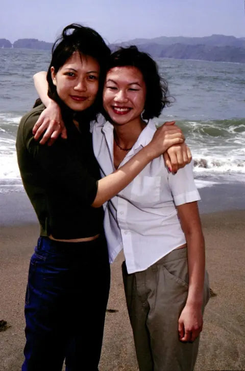 Asian Women in Bikinis Kiss on the Beach – photo 3 of 20
