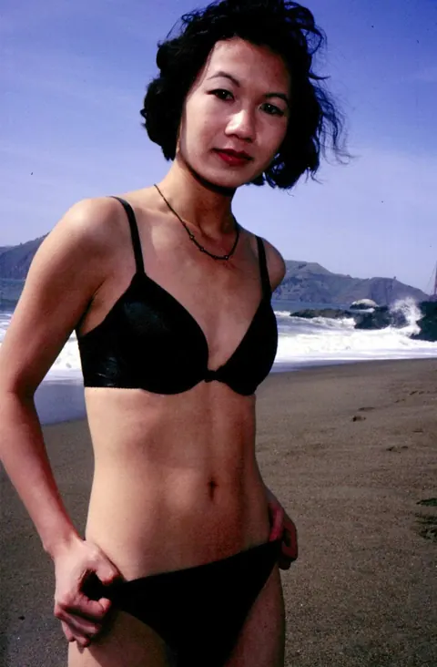 Asian Women in Bikinis Kiss on the Beach – photo 12 of 20
