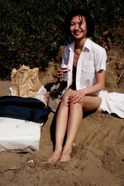 Asian Women in Bikinis Kiss on the Beach – photo 6 of 20