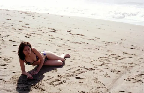 Asian Women in Bikinis Kiss on the Beach – photo 9 of 20
