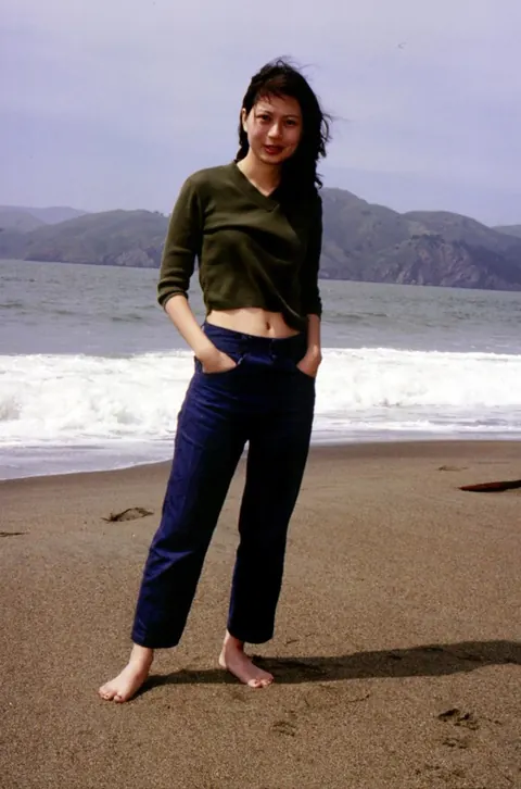 Asian Women in Bikinis Kiss on the Beach – photo 4 of 20