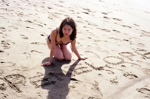 Asian Women in Bikinis Kiss on the Beach – photo 10 of 20
