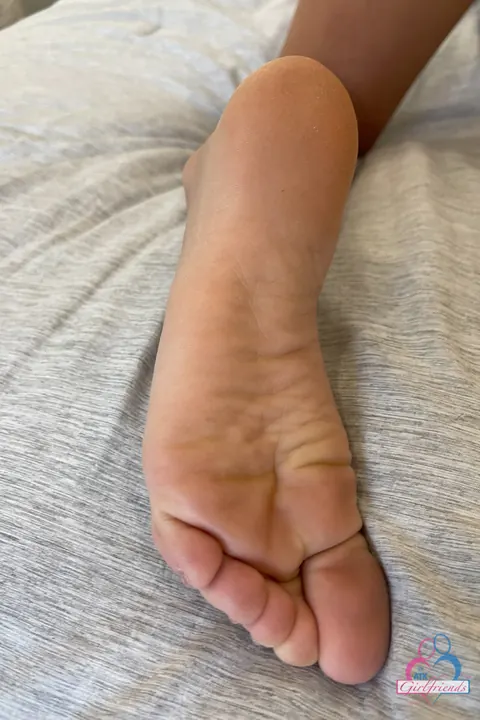 Lumi Ray: Amateur Redhead Spreads Her Pussy and Shows Her Feet Nude – photo 20 of 21