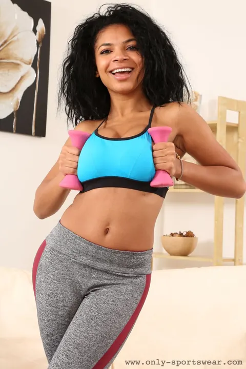 Jay Gray: Ebony MILF Shows Off Her Big Natural Tits in the Gym – photo 2 of 20