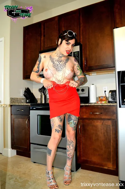 Trans Woman in High Heels Poses Nude and Turns – photo 6 of 15