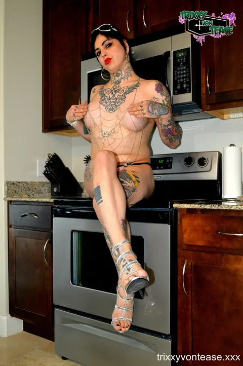 Trans Woman in High Heels Poses Nude and Turns – photo 10 of 15