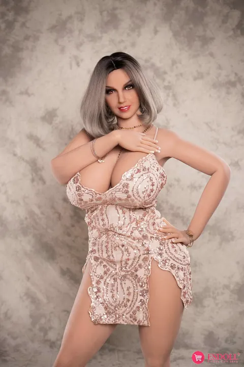 Curvy Woman Bares Her Huge Boobs – photo 5 of 21