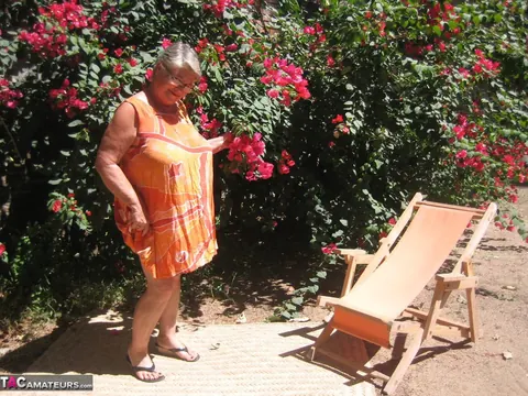 BBW Strips Out of Her Skirt on a Garden Patio – photo 4 of 20