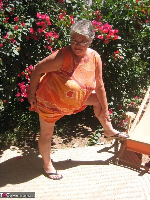 BBW Strips Out of Her Skirt on a Garden Patio – photo 5 of 20