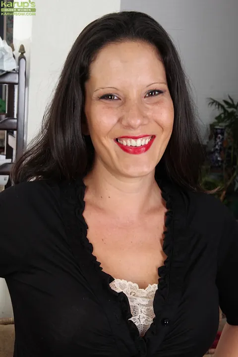 DeSire Delgoto: Mature Brunette with Big Tits Uncups Her Naturals and Spreads – photo 1 of 15