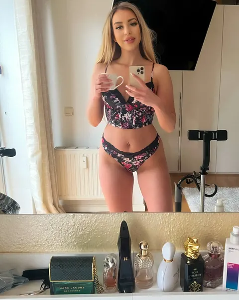 Busty Blonde in Lingerie Spreads Her Big Ass for a Selfie – photo 6 of 17