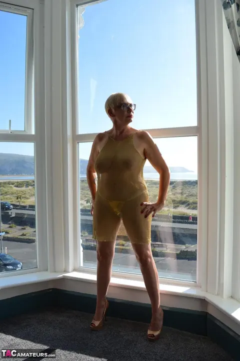 Curvy Mature Blonde Spreads Her Shaved Pussy by the Window – photo 4 of 16