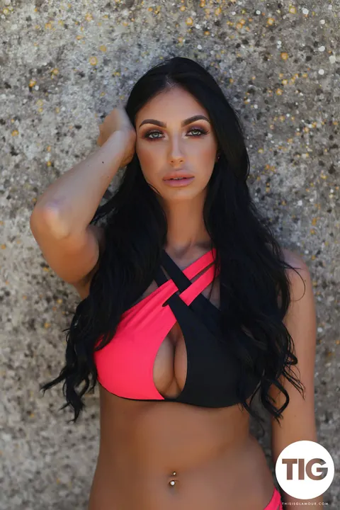 Anya Leigh: British Brunette Strips Out of Her Bikini Outdoors – photo 1 of 21