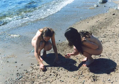 Hairy Babe Poses Nude on the Beach – photo 8 of 15