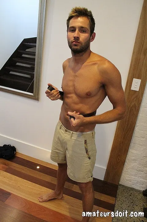 Man Strips Nude and Flexes for the Camera – photo 15 of 21