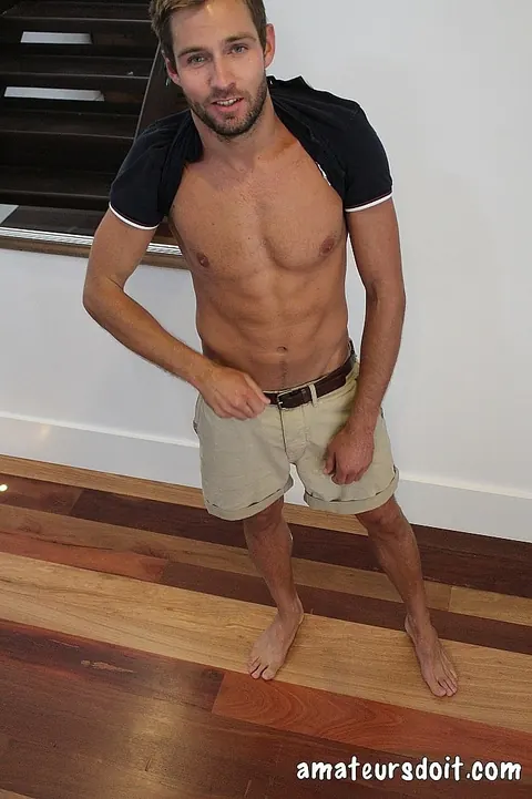 Man Strips Nude and Flexes for the Camera – photo 10 of 21