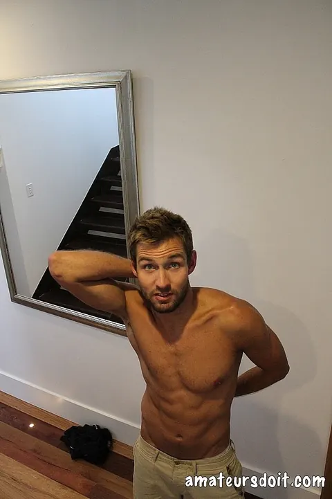 Man Strips Nude and Flexes for the Camera – photo 16 of 21