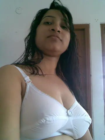 Indian Woman with Big Tits Poses Topless in Lingerie for Selfies