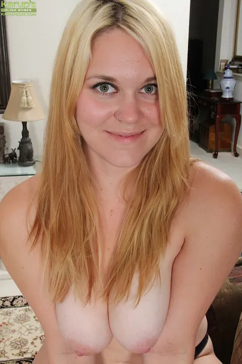 Lindsay Jackson: Thick Blonde MILF Strips Off Her Skirt and Spreads Her Pussy – photo 8 of 16