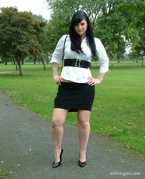 Nicola Kiss: British Brunette Shows Off Her Legs in a Skirt and Heels Outdoors – photo 13 of 16